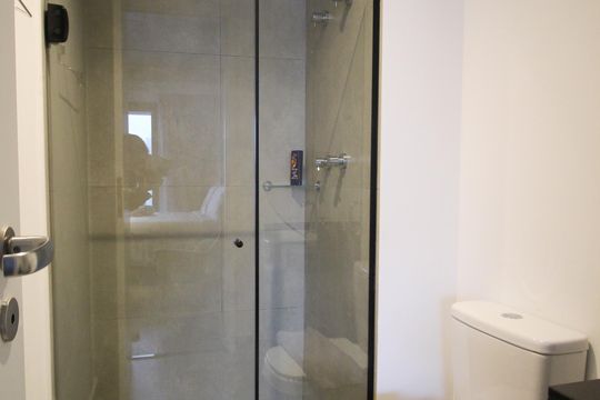 Banheiro de kitnet/studio para alugar com 1 quarto, 30m² em Indianópolis, São Paulo