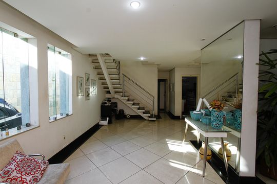Casa para alugar com 5 quartos, 420m² em Carlos Prates, Belo Horizonte