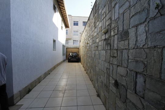 Garagem de casa para alugar com 5 quartos, 420m² em Carlos Prates, Belo Horizonte