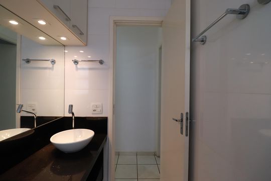 Banheiro  de apartamento para alugar com 2 quartos, 56m² em Subsetor Leste - 8 (l-8), Ribeirão Preto