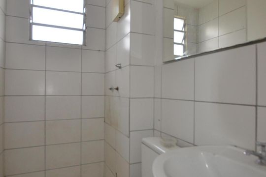 Banheiro de apartamento para alugar com 2 quartos, 47m² em Honório Gurgel, Rio de Janeiro