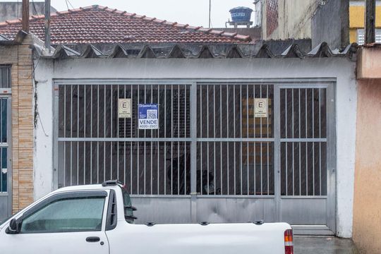 Fachada de casa à venda com 4 quartos, 106m² em Canhema, Diadema