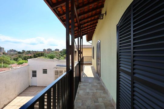 Varanda dos quartos de casa para alugar com 3 quartos, 290m² em Vila Madalena, Campinas