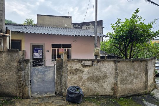 Fachada + placa de casa para alugar com 1 quarto, 100m² em Patronato, São Gonçalo