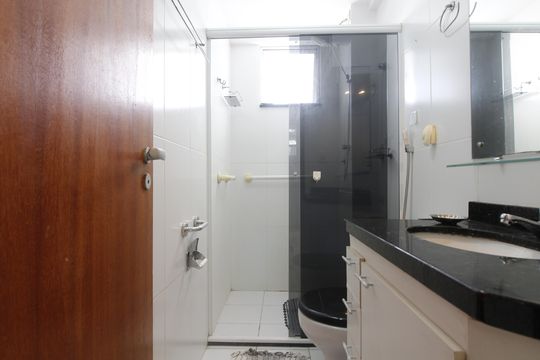 Banheiro de apartamento para alugar com 1 quarto, 75m² em Vila Nova, Cabo Frio