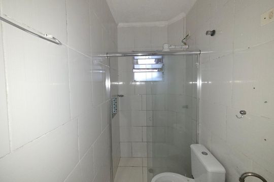 Banheiro de casa de condomínio para alugar com 2 quartos, 52m² em São José do Rio Preto, Praia Grande