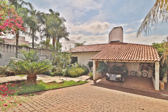 Jardim/Fachada de casa para alugar com 3 quartos, 300m² em Cidade Jardim, Uberlândia