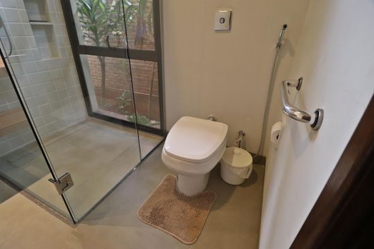 Banheiro do Quarto 1 de casa para alugar com 3 quartos, 300m² em Cidade Jardim, Uberlândia