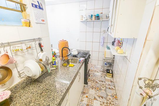 Cozinha de casa de condomínio à venda com 2 quartos, 65m² em Planalto, Belo Horizonte