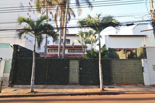 Fachada de casa para alugar com 4 quartos, 673m² em Tabajaras, Uberlândia