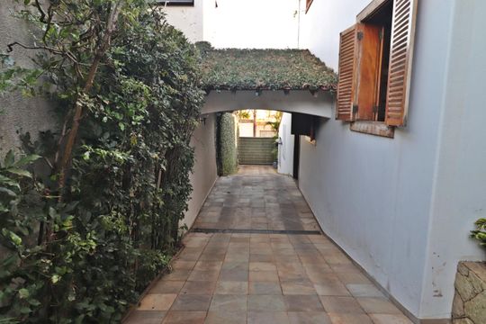 Garagens de casa para alugar com 4 quartos, 673m² em Tabajaras, Uberlândia