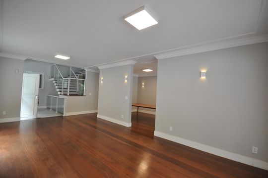 Casa à venda com 4 quartos, 2198m² em Jardim Ibiratiba, São Paulo
