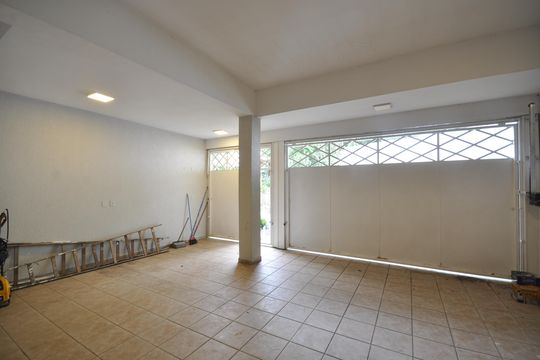 Garagem de casa à venda com 4 quartos, 2198m² em Jardim Ibiratiba, São Paulo