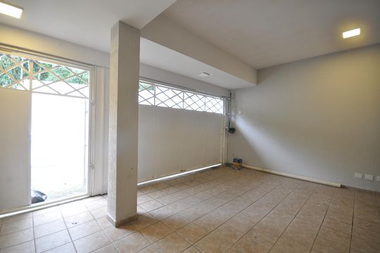 Garagem de casa à venda com 4 quartos, 2198m² em Jardim Ibiratiba, São Paulo