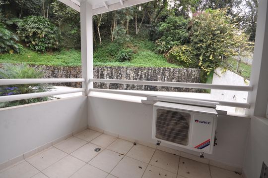 Sacada da Suíte Master de casa à venda com 4 quartos, 2198m² em Jardim Ibiratiba, São Paulo