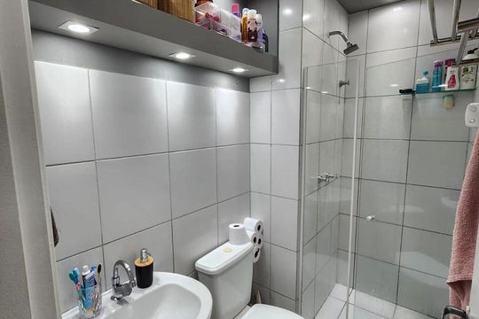 Banheiro de apartamento à venda com 2 quartos, 55m² em Parada de Lucas, Rio de Janeiro