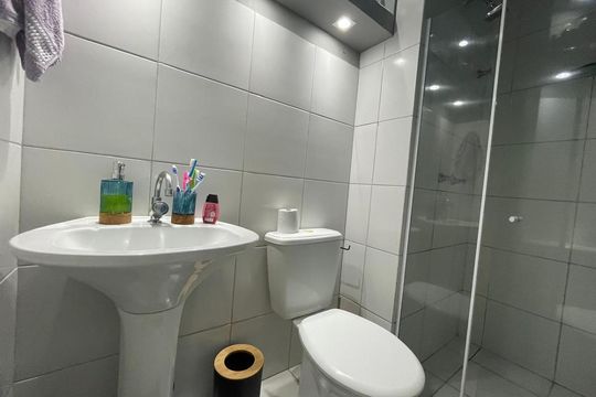 Banheiro de apartamento à venda com 2 quartos, 55m² em Parada de Lucas, Rio de Janeiro