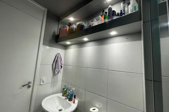Banheiro de apartamento à venda com 2 quartos, 55m² em Parada de Lucas, Rio de Janeiro