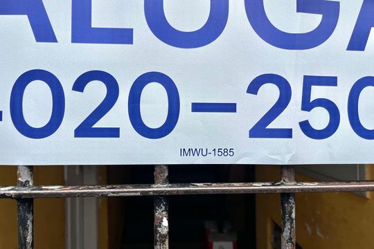 Plaquinha instalada de apartamento para alugar com 2 quartos, 72m² em Americanópolis, São Paulo