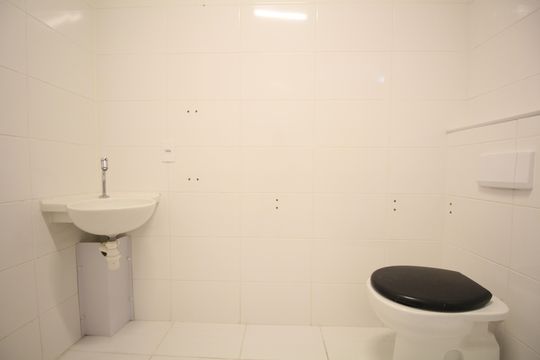 Banheiro de apartamento para alugar com 2 quartos, 45m² em Parque Reboucas, São Paulo