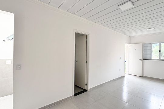 Quarto/ Cozinha  de kitnet/studio para alugar com 1 quarto, 29m² em Vila Guedes, São Paulo