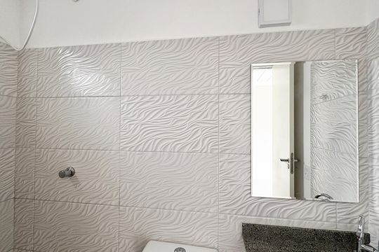 Banheiro de kitnet/studio para alugar com 1 quarto, 29m² em Vila Guedes, São Paulo