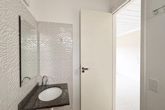 Banheiro de kitnet/studio para alugar com 1 quarto, 29m² em Vila Guedes, São Paulo