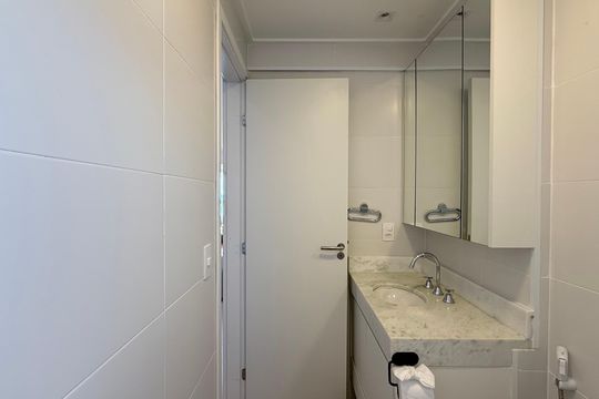 Banheiro Social de apartamento para alugar com 2 quartos, 64m² em Enseada, Guarujá