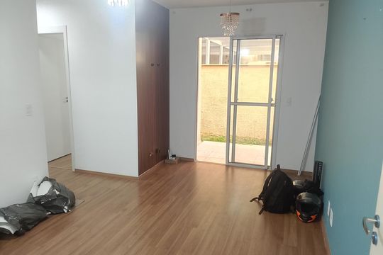 Sala de apartamento para alugar com 3 quartos, 53m² em Roselândia, Cotia