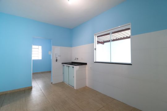 Cozinha de casa para alugar com 2 quartos, 70m² em Presidente Roosevelt, Uberlândia