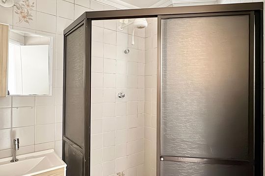 Banheiro de apartamento para alugar com 2 quartos, 50m² em Vila Mangalot, São Paulo