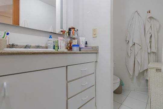 Banheiro da Suíte 1 de apartamento para alugar com 1 quarto, 67m² em Moema, São Paulo