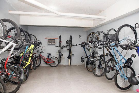 Área Comum - Bicicletário de apartamento para alugar com 2 quartos, 60m² em Menino Deus, Porto Alegre