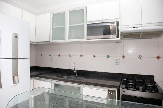 Cozinha + Área de Serviço de apartamento para alugar com 2 quartos, 60m² em Menino Deus, Porto Alegre