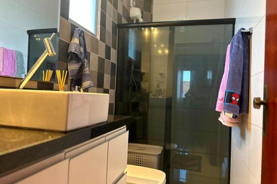 Banheiro de apartamento à venda com 3 quartos, 126m² em Jardim Riacho das Pedras, Contagem