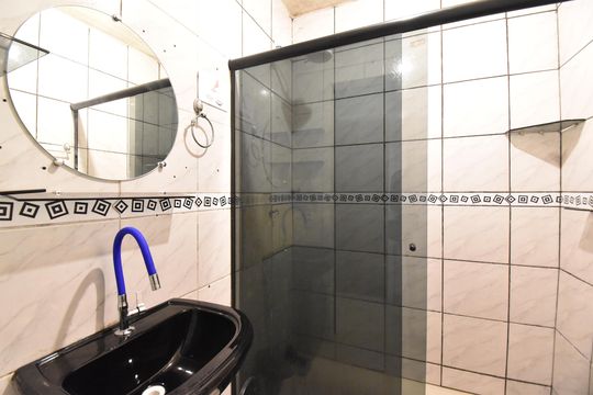 Banheiro da Kitnet de casa para alugar com 1 quarto, 45m² em Águas Belas, São José dos Pinhais