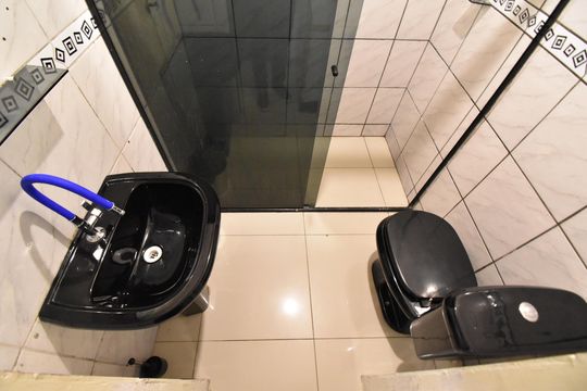 Banheiro da Kitnet de casa para alugar com 1 quarto, 45m² em Águas Belas, São José dos Pinhais