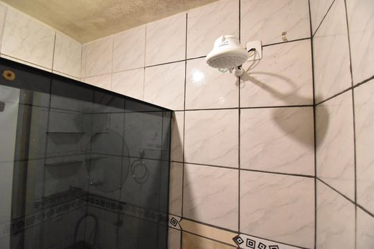 Banheiro da Kitnet de casa para alugar com 1 quarto, 45m² em Águas Belas, São José dos Pinhais