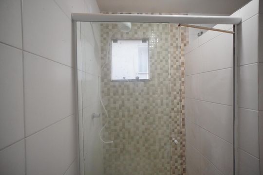 Banheiro de apartamento para alugar com 1 quarto, 30m² em São João do Rio Vermelho, Florianópolis