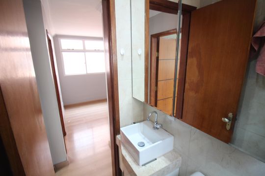 Banheiro de apartamento para alugar com 2 quartos, 45m² em Jardim Riacho das Pedras, Contagem