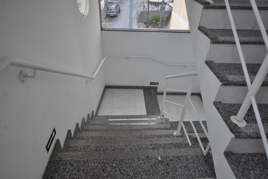 Escada de acesso de apartamento para alugar com 1 quarto, 28m² em Tucuruvi, São Paulo