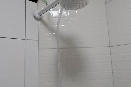Banheiro  de kitnet/studio para alugar com 1 quarto, 22m² em Boqueirão, Santos