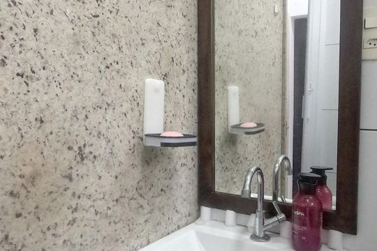 Banheiro  de kitnet/studio para alugar com 1 quarto, 22m² em Boqueirão, Santos