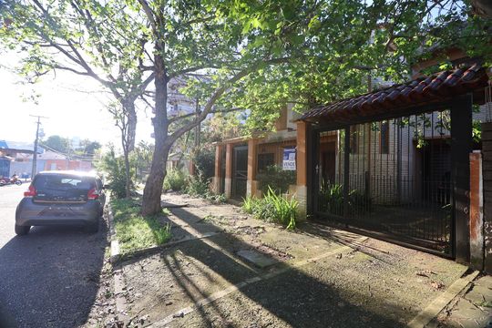 Fachada de casa para alugar com 5 quartos, 380m² em Nossa Senhora das Gracas, Canoas
