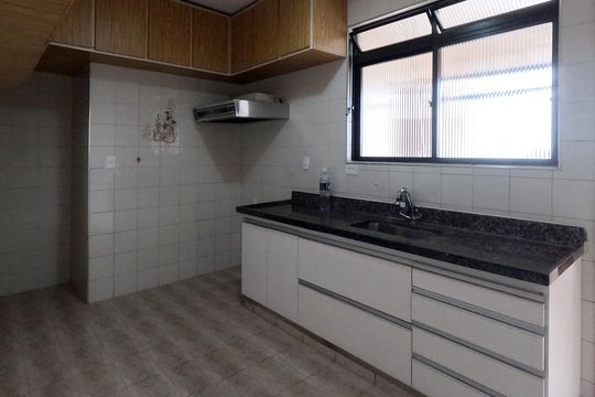 Cozinha de apartamento para alugar com 3 quartos, 136m² em Embaré, Santos