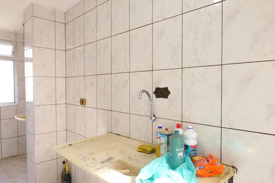 Cozinha de apartamento para alugar com 2 quartos, 45m² em Conjunto Habitacional Fazenda do Carmo, São Paulo