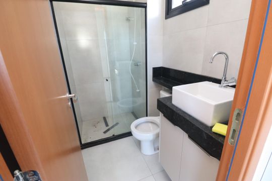 Banheiro de kitnet/studio para alugar com 0 quarto, 20m² em Piatã, Salvador