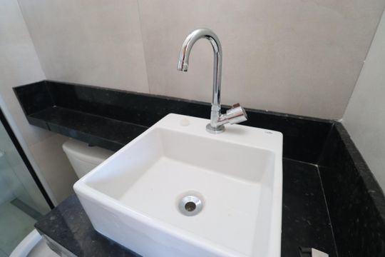 Banheiro de kitnet/studio para alugar com 0 quarto, 20m² em Piatã, Salvador
