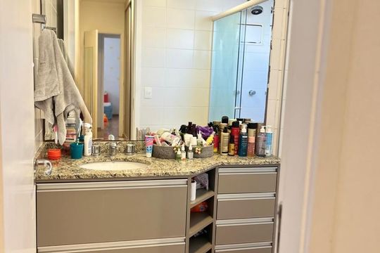 Banheiro de apartamento à venda com 3 quartos, 136m² em Jardim Arpoador, São Paulo