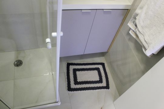 Banheiro social de apartamento à venda com 2 quartos, 50m² em Vila Galvão, Guarulhos